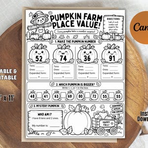Op de afbeelding: Een zwart-wit printbaar werkblad getiteld Pumpkin Farm Place Value met wiskundeoefeningen met pompoenen, een vogelverschrikker en een wagen. De pagina bevat secties voor het identificeren van tientallen, eenheden, getallen vergelijken en raadsels.