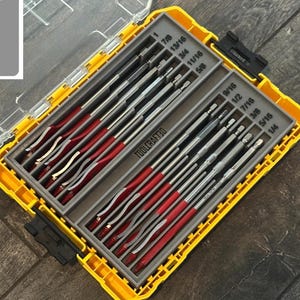 Könnte beinhalten: Eine gelbe und transparente Kunststoff-Werkzeugkiste mit einem grauen Einsatz, der verschiedene Werkzeuge enthält. Die Werkzeuge haben rote Griffe und silberne Spitzen. Der Text "3d Printed Insert Only" ist sichtbar.