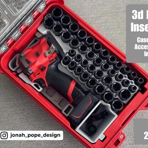 Può includere: Valigetta rossa per attrezzi con un inserto stampato in 3D che contiene un utensile elettrico rosso e nero e prese nere. Il testo "3d Printed Insert Only" e "GEN 2 2562-20" è visibile. È visibile anche il nome utente Instagram "jonah_pope_design".