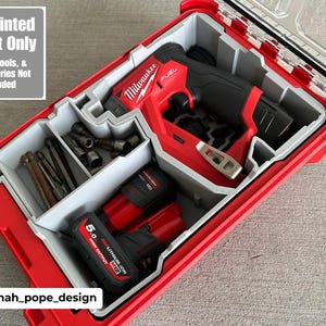 以下が含まれることがあります： 工具箱用の3Dプリントインサートで、ミルウォーキーFUELドリルと2つのバッテリーを収納するように設計されています。インサートはグレーで、赤い工具箱にぴったりと収まります。グレーのラベルに「3d Printed Insert Only Case, Tools, & Accessories Not Included」というテキストが表示されています。