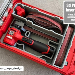 Puede incluir: Un inserto impreso en 3D para una caja de herramientas, diseñado para contener una lijadora eléctrica roja y negra y múltiples cintas de lija. El inserto está hecho de plástico gris y encaja perfectamente en la caja. El texto "3d Printed Insert Only Case, Tools, & Accessories Not Included" es visible en la imagen.