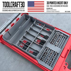 Może przedstawiać: Szara, drukowana w 3D plastikowa wkładka do czerwonego organizera Milwaukee Packout, model 48-22-8436. Wkładka posiada wiele prostokątnych przegródek oraz dwie sekcje z pionowymi szczelinami do porządkowania różnych akcesoriów do bitów.