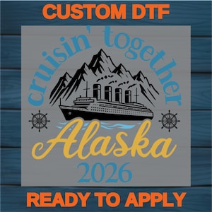 Peut inclure: Graphique gris avec les mots "Cruisin' together" en bleu, "Alaska" en jaune et "2026" en bleu. Un bateau de croisière noir et une chaîne de montagnes sont au centre. Les mots "Custom DTF" et "Ready to Apply" sont en orange.