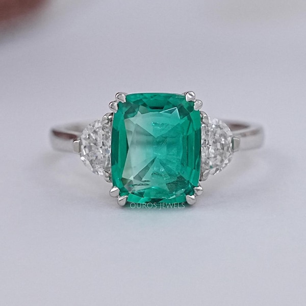 Anillo de esmeralda verde talla cojín: detalle de diamante en forma de media luna, libre de conflictos