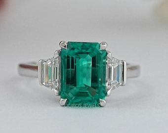 Grüner Smaragd Edelstein drei Stein Ring, Seite Trapez Cut Lab Diamant Ehering, 14K Weißgold Ring, Krallen Prong Set Ring, Geschenk für sie