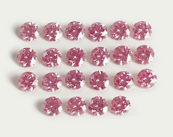 Könnte beinhalten: Eine Ansammlung von zweiundzwanzig rund geschliffenen rosa Edelsteinen, die in vier horizontalen Reihen angeordnet sind. Jeder Stein weist eine facettierte Oberfläche auf, die das Licht reflektiert und ein funkelndes Aussehen erzeugt.