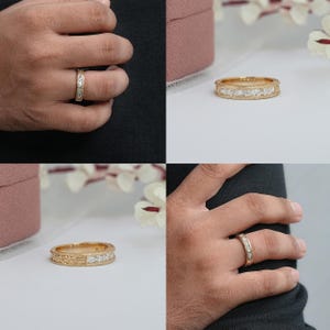Puede incluir: Alianzas de boda doradas con detalles de diamantes. Los anillos presentan varios dise&ntilde;os, incluyendo una banda con una fila de diamantes cuadrados y otra con un patr&oacute;n grabado. Los anillos se muestran sobre una superficie blanca y en el dedo de una persona.