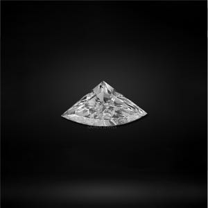 Puede incluir: Un diamante incoloro suelto con corte de escudo y superficie de facetas brillantes, que muestra bordes geom&eacute;tricos afilados y una punta superior. La piedra preciosa tiene el texto OUROS JEWELS en letras blancas en el centro.