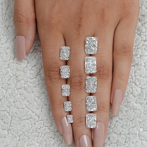 Puede incluir: Un conjunto de ocho diamantes de talla radiante de diferentes tama&ntilde;os, mostrados en una mano.