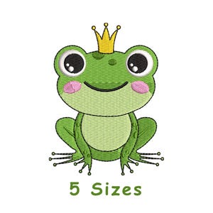 Puede incluir: Un bordado de una rana verde con una corona dorada, grandes ojos negros y mejillas rosas. La rana tiene una cara sonriente. El texto "5 Sizes" está debajo. Adecuado para proyectos de bordado.