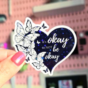 Adesivo de vinil Its Okay To Not Be Okay - Decalque laminado motivacional de estrelas holográficas para garrafas de água, laptops, copos, etc., à prova d'água