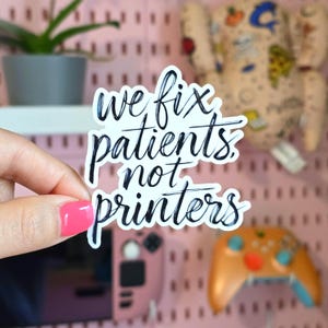 Wir reparieren Patienten, nicht Drucker Vinyl-Aufkleber | Holographische Sterne, Laminat - langlebiges & lustiges Geschenk für Krankenschwestern - für Laptop, Wasserflasche