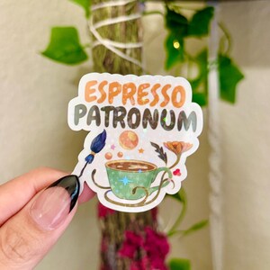 Espresso Patronum-klistermärke – Magisk kaffebesvärjelse med holografiska stjärnor i laminat – Perfekt present till keramiker och häxor