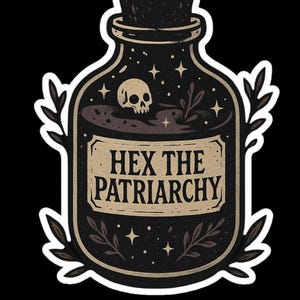 Puede incluir: Ilustraci&oacute;n en negro y marr&oacute;n de una botella de poci&oacute;n con una calavera, estrellas y el texto "HEX THE PATRIARCHY". La botella tiene un tap&oacute;n de corcho y est&aacute; rodeada de hojas. El dise&ntilde;o tiene una est&eacute;tica vintage y bruja.