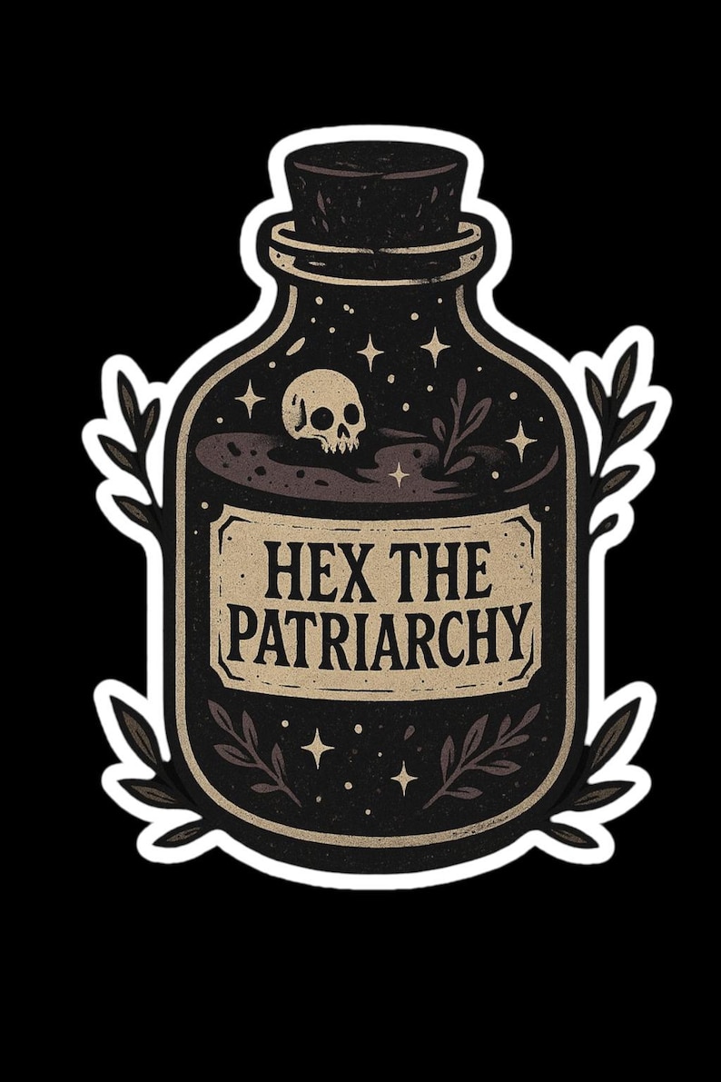 Puede incluir: Ilustraci&oacute;n en negro y marr&oacute;n de una botella de poci&oacute;n con una calavera, estrellas y el texto "HEX THE PATRIARCHY". La botella tiene un tap&oacute;n de corcho y est&aacute; rodeada de hojas. El dise&ntilde;o tiene una est&eacute;tica vintage y bruja.