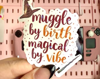 Muggle de nacimiento, mágico por Vibe - Adhesivo de vinilo HP de bruja - Calcomanía holográfica laminada de estrella para portátiles, regalo para Potterheads