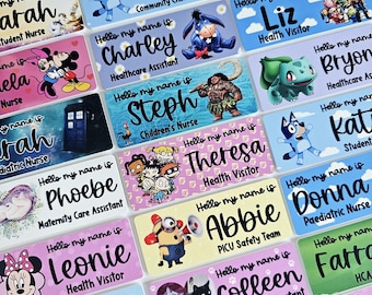 Peut inclure: Des étiquettes de nom colorées avec des personnages de dessins animés et le texte "Hello my name is" suivi d'un nom et d'un titre de poste. Les étiquettes de nom sont imprimées sur un fond blanc avec une variété de bordures colorées.