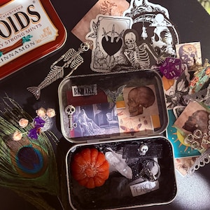 Mini billetera de hojalata con forma de caja de algodón de azúcar, Altoid, ouija o gótica, caja misteriosa hecha a mano y con la temática de su elección, cajas sorpresa o cajas de baratijas para regalos