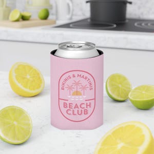 Porta lattine a tema Bikinis & Martinis Beach Club, porta bomboniere Koozie per addio al nubilato, porta bevande per il weekend di addio al nubilato, lattine di dimensioni sottili o normali.
