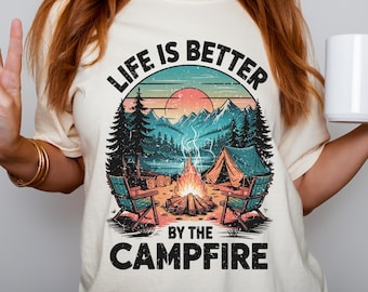 Camiseta "La vida es mejor junto a la fogata": Camiseta gráfica de camping con colores cómodos