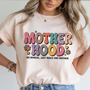 Motherhood Shirt Sarcastic Mom Shirt Colorful Boho T-shirt Flower Graphic T Shirt Mother’s Day Gift For Her Retro Mom Tee With Checkers