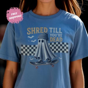 Retro Halloween Comfort Colors T-Shirt: Skateboarding Geister-Motiv