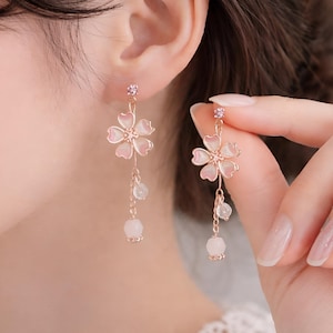 Pendientes colgantes de flor de cerezo en oro rosa con borlas de cristal rosa y flor de Sakura, joyería japonesa de primavera, regalo para ella