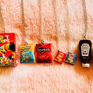 Collane di cibo kitsch: cereali, snack, maionese, KFC, Sprite, latte