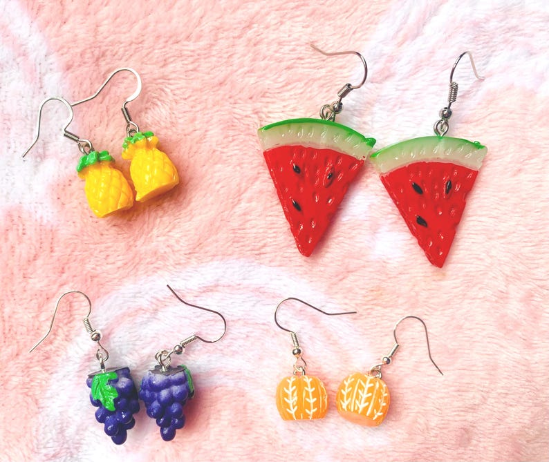 K&ouml;nnte beinhalten: Vier Paar ausgefallene Ohrringe mit Fruchtdesign. Enth&auml;lt gelbe Ananas, rote Wassermelonenst&uuml;cke, lila Trauben und orangefarbene Mandarinen-Ohrringe. Jedes Paar hat einen silberfarbenen Haken.