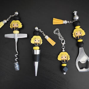 Puede incluir: Una colección de herramientas y accesorios de bar con un diseño de personaje de dibujos animados. Incluye un sacacorchos, un tapón de botella, un abrebotellas y un llavero, todos con una combinación de colores amarillo y negro.