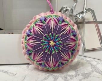 Handgemachte gestickte Weihnachtsverzierung