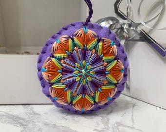 Handgemachte gestickte Weihnachtsverzierung