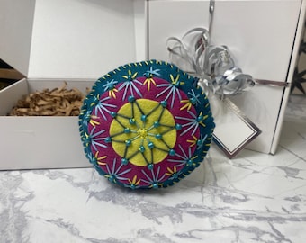 Handgemaakt geborduurd kerstornament