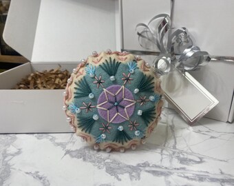 Handgemaakt geborduurd kerstornament