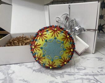 Handgemaakt geborduurd kerstornament