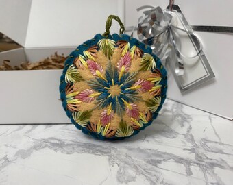 Handgemaakt geborduurd kerstornament