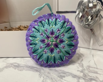 Handgemaakt geborduurd kerstornament