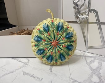 Handgemachte gestickte Weihnachtsverzierung