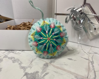 Handgemaakt geborduurd kerstornament