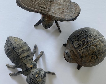 Pisapapeles metálicos con forma de insecto: una decoración original para la mesa de exterior