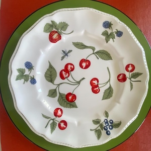 Pratos de jantar verdes e pratos de salada coordenados, em conjuntos, prontos para servir almoço ou jantar, fáceis de combinar com os talheres existentes.