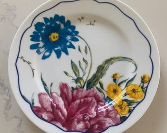 Blue daisy salad plates Anthropologie fun bold colors easy to accessorize with existing tableware