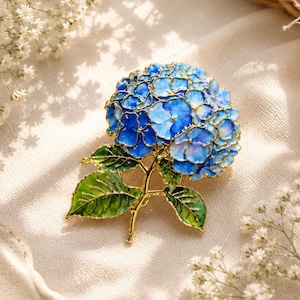 Blaue Hortensie Emaille Brosche | Blumen Anstecknadel | Cottagecore Schmuck | Botanisches Geschenk für sie | Natur inspiriertes Accessoire