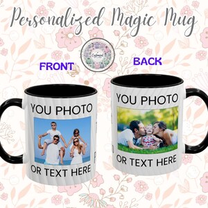 Op de afbeelding: Gepersonaliseerde magische mok met een zwart handvat en rand, met een foto en tekst. De voor- en achterkant van de mok tonen familiefoto's met de tekst "YOU PHOTO OR TEXT HERE". De mok heeft een witte body met een textuur.