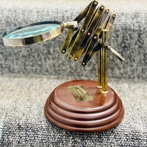 Brass Magnifying Glass On Wooden Stand Antique Style Desktop Tabletop Magnifier