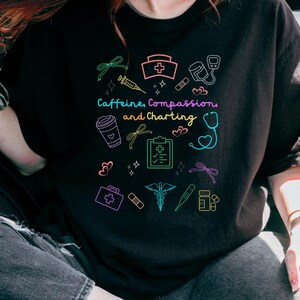 Cafeïne, mededogen en grafieken verpleegkundige pastel doodle T-shirt, cadeau voor verpleegkundige, verpleegkundige afgestudeerd cadeau, nieuwe verpleegkundige, dames verpleegkundige T-shirt, RN T-shirt