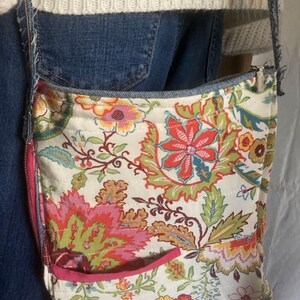 Bolsos "Booty" de Hook: bolso de mezclilla y seda, chaqueta de mezclilla y seda reciclada, estilo bohemio, hippie, bandolera, bolsillo trasero y diseño floral.