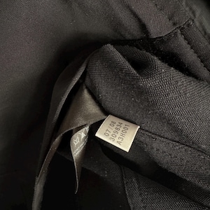 K&ouml;nnte beinhalten: Ein Set aus drei Keramikbechern mit gesprenkelter, matter Oberfl&auml;che. Die Becher sind in Creme-, Hellgrau- und Dunkelgraut&ouml;nen gehalten. Jeder Becher hat ein schlichtes, minimalistisches Design und einen abgerundeten Griff.