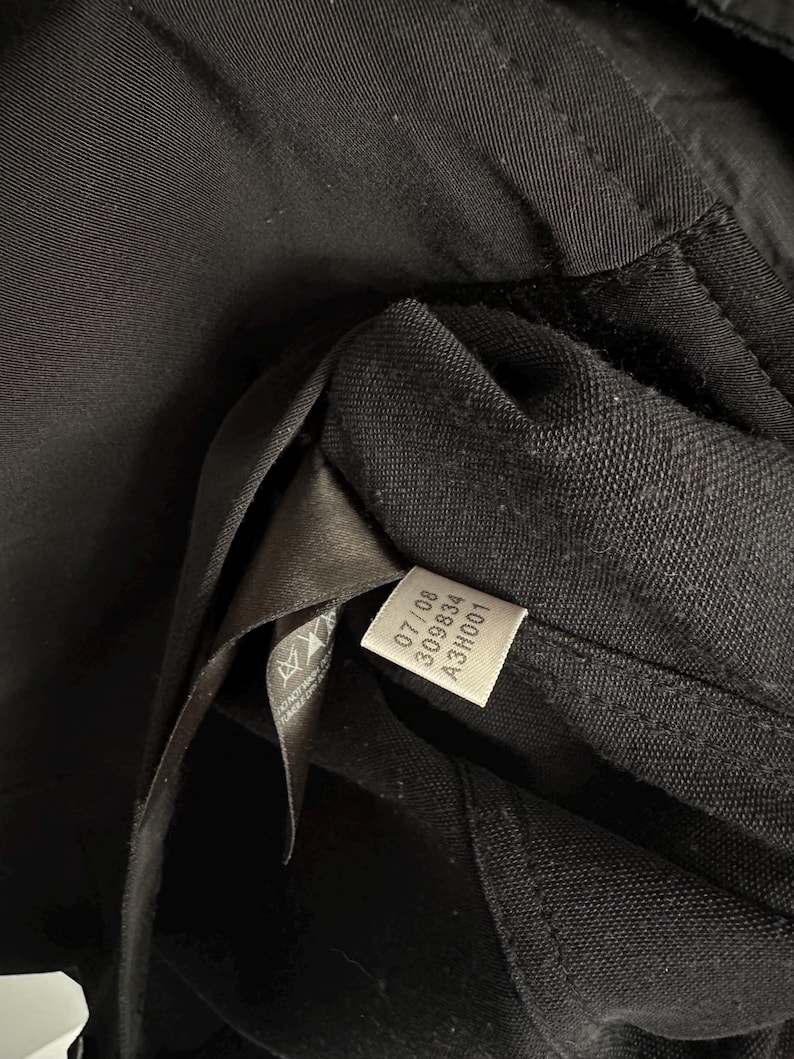 K&ouml;nnte beinhalten: Ein Set aus drei Keramikbechern mit gesprenkelter, matter Oberfl&auml;che. Die Becher sind in Creme-, Hellgrau- und Dunkelgraut&ouml;nen gehalten. Jeder Becher hat ein schlichtes, minimalistisches Design und einen abgerundeten Griff.