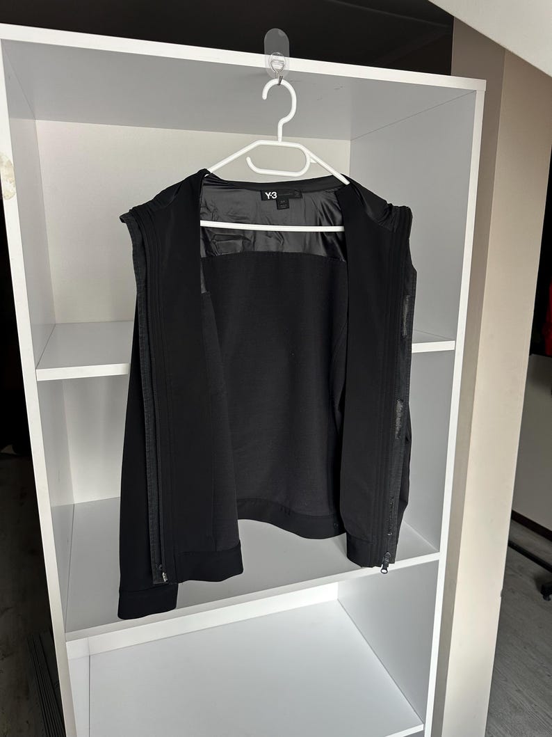 K&ouml;nnte beinhalten: Ein rustikales Holzschild mit dem handgeschriebenen Wort "Welcome". Das Schild ist wei&szlig; gestrichen und hat einen Used-Look. Ein kleines Herz ist unten angebracht. Der Hintergrund ist eine verschwommene Holzstruktur.